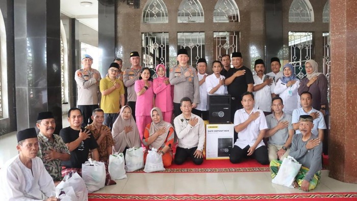 Polres Tangerang Selatan membagikan CCTV dan kotak amal safe deposit box untuk masyarakat untuk mencegah kejahatan. (dok.Istimewa)