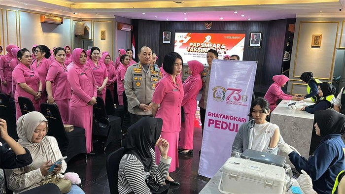 Kapolresta Malang Kota Kombes Pol Nanang Haryono bersama Ketua Bhayangkari Cabang Kota Malang Ny Nany Nanang Haryono saat acara pap smear dan vaksinasi HPV