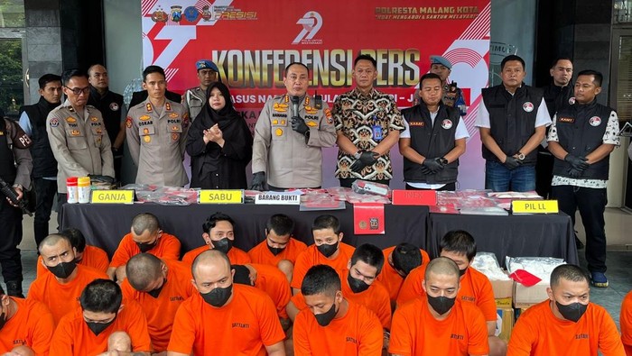 Kapolresta Malang Kota Kombes Nanang Haryono (tengah) memimpin jumpa pers ungkap 111 kasus narkoba