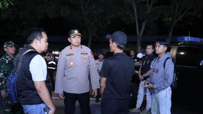 Polsek Grogol Petamburan menangkap dua orang juru parkir liar getok tarif Rp 30 ribu.