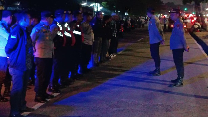 Polsek Kelapa Gading melakukan patroli pengamanan malam tahun baru untuk mengantisipasi aksi tawuran antarkelompok. (dok.Istimewa)