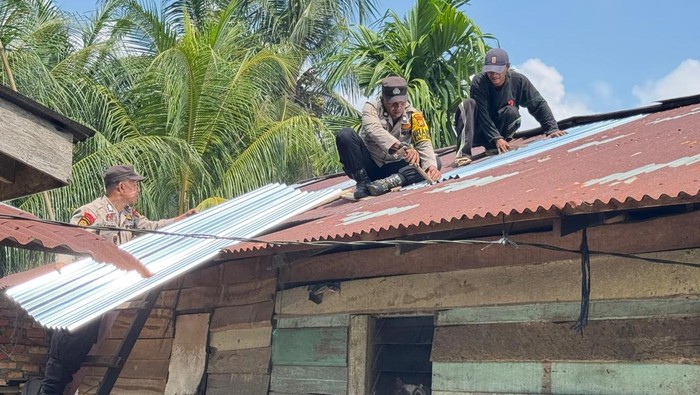 Polsek Perhentian Raja menggelar kegiatan bakti sosial berupa bedah rumah untuk warga kurang mampu dalam rangka memperingati Hari Bhayangkara ke-79. (dok Polres Kampar)