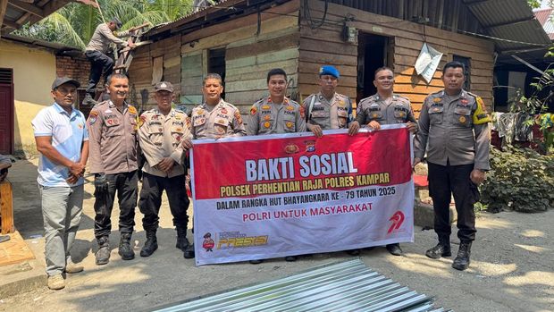 Polsek Perhentian Raja menggelar kegiatan bakti sosial berupa bedah rumah untuk warga kurang mampu dalam rangka memperingati Hari Bhayangkara ke-79. (dok Polres Kampar)