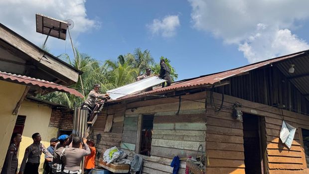 Polsek Perhentian Raja menggelar kegiatan bakti sosial berupa bedah rumah untuk warga kurang mampu dalam rangka memperingati Hari Bhayangkara ke-79. (dok Polres Kampar)