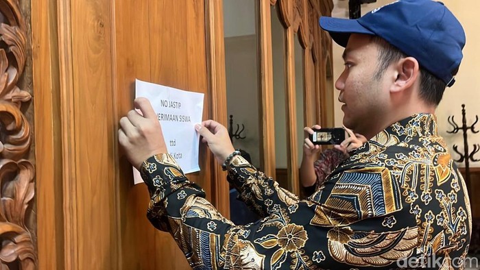 Poster tolak jasa titip anak masuk sekolah negeri di Balai Kota Solo. Foto diunggah Kamis (26/6/2025).