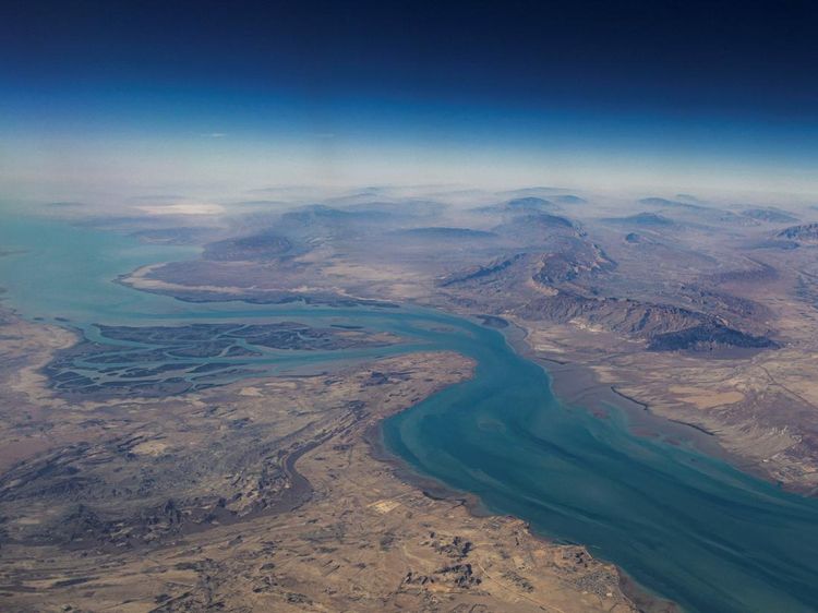 Potret Selat Hormuz, Jalur Minyak Dunia yang Kini Ditutup Iran