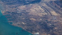 Pemandangan udara Pelabuhan Fujairah, Uni Emirat Arab, yang terletak di Selat Hormuz, Minggu (10/12/2023). Selat Hormuz memisahkan Iran dengan Uni Emirat Arab dan Oman, menjadi pintu keluar utama bagi sepertiga pasokan minyak dunia yang diangkut lewat laut. Di kedua sisinya terdapat pelabuhan-pelabuhan penting seperti Fujairah di UEA serta Bandar Abbas dan Pulau Qeshm di Iran. (REUTERS/Nicolas Economou)