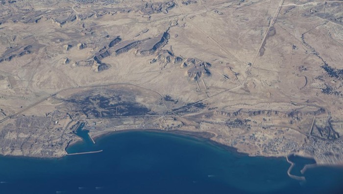 FILE PHOTO: An aerial view of the Iranian shores and Port of Bandar Abbas in the strait of Hormuz, December 10, 2023. REUTERS/Stringer/File Photo