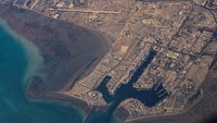 Iran pun mengerahkan kekuatan angkatan lautnya di pelabuhan-pelabuhan sekitar Selat Hormuz, termasuk di Bandar Abbas. Dalam beberapa bulan terakhir, militer Iran mengadakan latihan besar-besaran di perairan itu sebagai bentuk unjuk kekuatan dan peringatan kepada pihak asing. (REUTERS/Nicolas Economou)