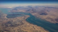 Pemandangan udara wilayah pesisir Iran dan Pulau Qeshm di Selat Hormuz, Minggu (10/12/2023). Foto udara Selat Hormuz memperlihatkan kawasan strategis yang kini kembali menjadi sorotan dunia. Lokasi ini dikenal sebagai jalur penting bagi ekspor minyak global. (REUTERS/Nicolas Economou)