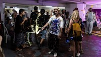 Warga menikmati pesta musik di area parkir yang dijadikan tempat perlindungan. Iran mengumumkan perang selama 12 hari dengan Israel telah berakhir. Iran mencatat 627 orang tewas dalam serangan Israel. Foto: REUTERS/Itai Ron