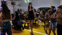 Warga menikmati pesta musik dengan headphone. Kini Israel dan Iran tengah gencatan senjata. Foto: REUTERS/Itai Ron