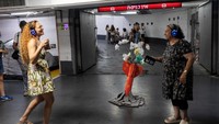 Warga tampak larut dalam pesta musik di bunker. Tel Aviv bertekad untuk memulangkan semua sandera yang tersisa dan membubarkan rezim Hamas, yang didukung Teheran.