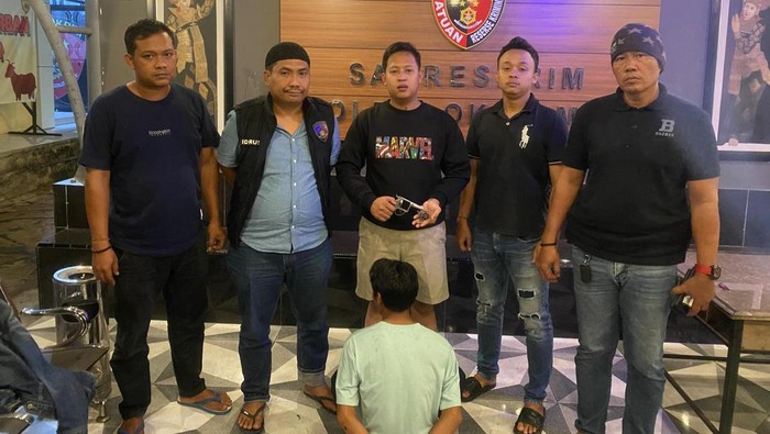 Pria simpan senpi di balik jaket saat diamankan polisi