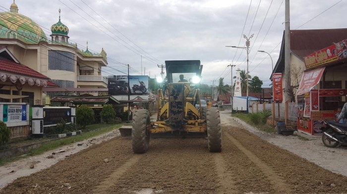 Proses perbaikan jalan lintas Taluk Kuantan-Cerenti (Dok Diskominfotik Riau)