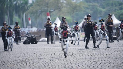 Penampakan Puluhan Robot Pakai Atribut Polisi Mondar-mandir di Monas
