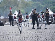 Penampakan Puluhan Robot Pakai Atribut Polisi Mondar-mandir di Monas