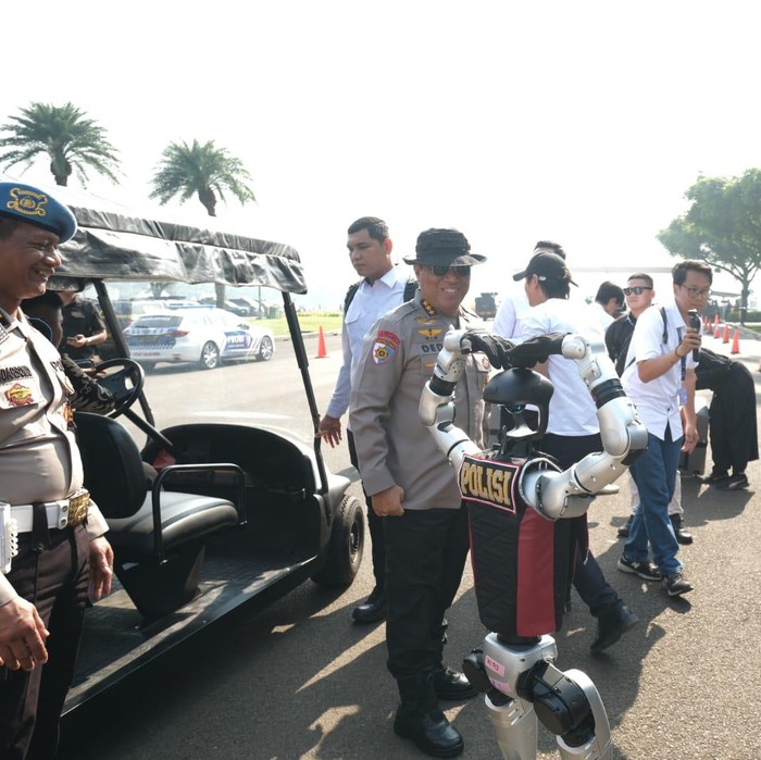 Puluhan robot mondar-mandir di kawasan silang Monas, Kamis (26/6/2025). Kehadiran robot-robot ini mengundang perhatian masyarakat. Robot-robot ini akan memeriahkan Hari ke-79 Bhayangkara pada 1 Juli 2025. Puluhan robot mondar-mandir di kawasan silang Monas, Kamis (26/6/2025). Kehadiran robot-robot ini mengundang perhatian masyarakat. Robot-robot ini akan memeriahkan Hari ke-79 Bhayangkara pada 1 Juli 2025.