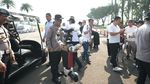 Penampakan Puluhan Robot Pakai Atribut Polisi Mondar-mandir di Monas