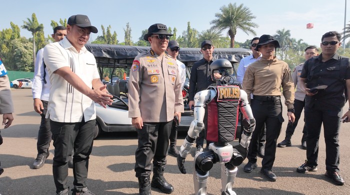 Puluhan robot mondar-mandir di kawasan silang Monas, Kamis (26/6/2025). Kehadiran robot-robot ini mengundang perhatian masyarakat. Robot-robot ini akan memeriahkan Hari ke-79 Bhayangkara pada 1 Juli 2025. Puluhan robot mondar-mandir di kawasan silang Monas, Kamis (26/6/2025). Kehadiran robot-robot ini mengundang perhatian masyarakat. Robot-robot ini akan memeriahkan Hari ke-79 Bhayangkara pada 1 Juli 2025.