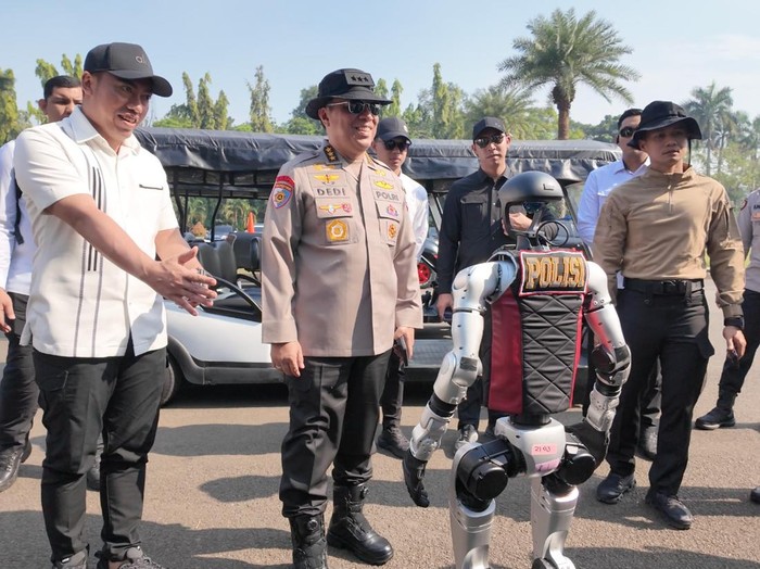 Puluhan robot mondar-mandir di kawasan silang Monas, Kamis (26/6/2025). Kehadiran robot-robot ini mengundang perhatian masyarakat. Robot-robot ini akan memeriahkan Hari ke-79 Bhayangkara pada 1 Juli 2025.