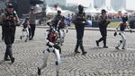 Penampakan Puluhan Robot Pakai Atribut Polisi Mondar-mandir di Monas