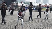 Foto: Robot ini dikendalikan dengan remote control oleh masing-masing seorang personl Polri, baik polisi laki-laki maupun wanita. (dok. Itwasum Polri)