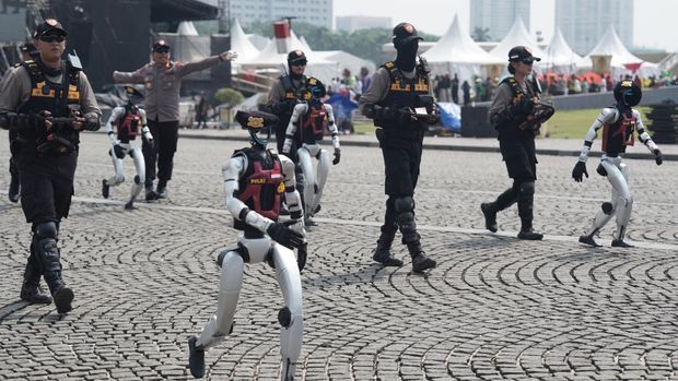 Puluhan robot mondar-mandir di kawasan silang Monas, Kamis (26/6/2025). Kehadiran robot-robot ini mengundang perhatian masyarakat. Robot-robot ini akan memeriahkan Hari ke-79 Bhayangkara pada 1 Juli 2025.