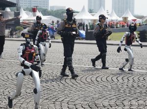 Video Aksi Robot Berompi Polri Curi Perhatian di Monas
