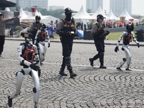 Video Aksi Robot Berompi Polri Curi Perhatian di Monas