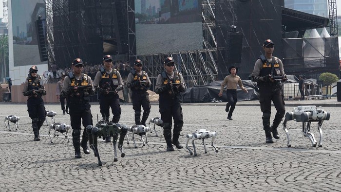 Puluhan robot mondar-mandir di kawasan silang Monas, Kamis (26/6/2025). Kehadiran robot-robot ini mengundang perhatian masyarakat. Robot-robot ini akan memeriahkan Hari ke-79 Bhayangkara pada 1 Juli 2025.