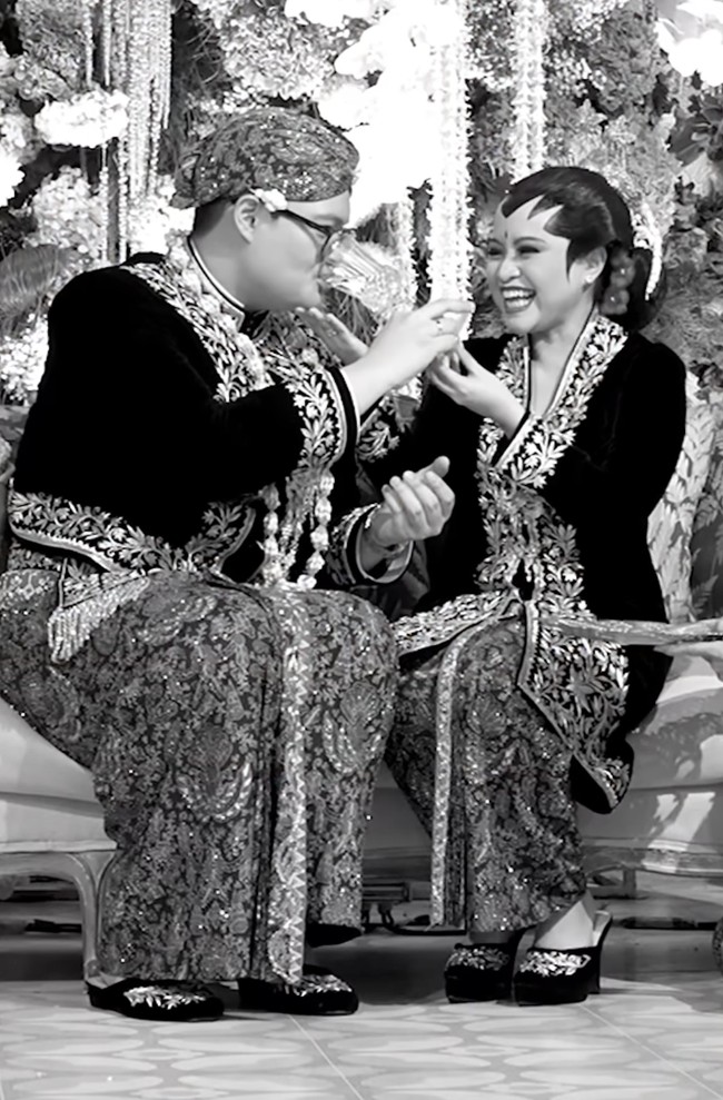 Selepas akad, prosesi dilanjutkan dengan tradisi minum dari gelas yang sama, simbol penyatuan hidup dan rasa saling percaya di antara Dhila dan Ariq. Sebelumnya, pasangan ini juga saling menyuapi makanan sebagai lambang kerja sama dan kasih sayang dalam rumah tangga yang baru mereka bina. Foto: dok. Instagram/@pramonoanungw