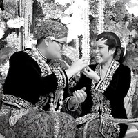 Selepas akad, prosesi dilanjutkan dengan tradisi minum dari gelas yang sama, simbol penyatuan hidup dan rasa saling percaya di antara Dhila dan Ariq. Sebelumnya, pasangan ini juga saling menyuapi makanan sebagai lambang kerja sama dan kasih sayang dalam rumah tangga yang baru mereka bina. Foto: dok. Instagram/@pramonoanungw