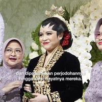 Rumah dinas tempat acara berlangsung pun disulap menjadi lokasi resepsi yang penuh nuansa etnik dan romantis. Sentuhan bunga tradisional, dekorasi kayu ukir, hingga detail batik di berbagai sudut membuat suasana terasa hangat sekaligus megah. Foto: dok. Instagram/@pramonoanungw