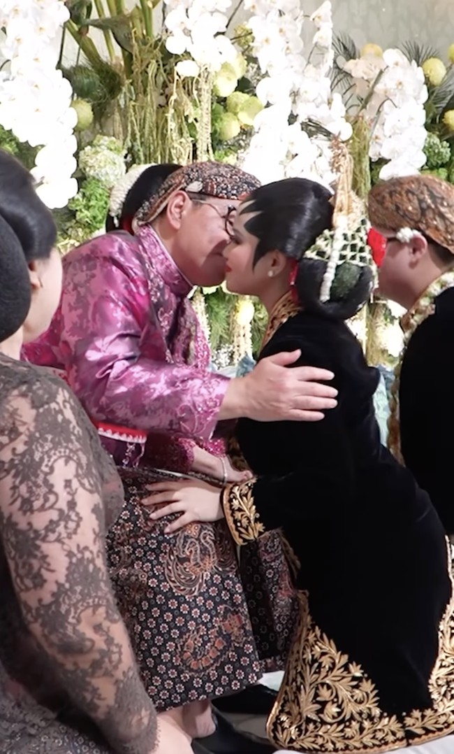 Salah satu momen paling mengharukan adalah ketika Dhila melakukan sungkem kepada kedua orang tuanya, Pramono Anung dan sang ibu, Endang Nugrahani.  Foto: dok. Instagram/@pramonoanungw