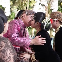 Salah satu momen paling mengharukan adalah ketika Dhila melakukan sungkem kepada kedua orang tuanya, Pramono Anung dan sang ibu, Endang Nugrahani.  Foto: dok. Instagram/@pramonoanungw