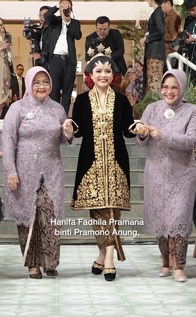Wanita 27 tahun itu memilih kebaya kutu baru dengan potongan klasik khas pengantin Jawa. Tatanan rambutnya disanggul model bangun tulak dan dilengkapi dengan paes hitam, menyempurnakan aura pengantin Solo basahan. Foto: dok. Instagram/@pramonoanungw