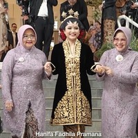 Wanita 27 tahun itu memilih kebaya kutu baru dengan potongan klasik khas pengantin Jawa. Tatanan rambutnya disanggul model bangun tulak dan dilengkapi dengan paes hitam, menyempurnakan aura pengantin Solo basahan. Foto: dok. Instagram/@pramonoanungw