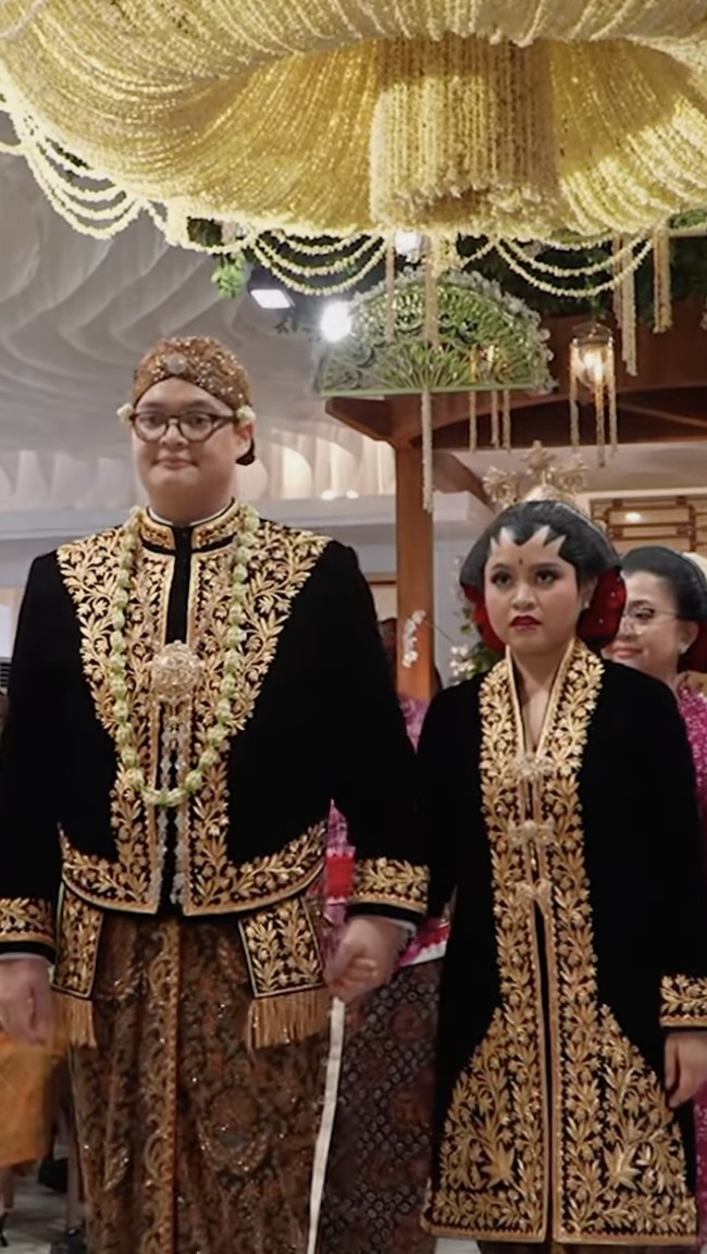 Pernikahan Dhila dan Ariq mengusung adat Jawa Solo yang kental. Kedua mempelai tampil menawan dalam balutan busana tradisional berwarna hitam berbahan bludru. Foto: dok. Instagram/@pramonoanungw