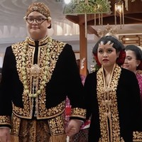 Pernikahan Dhila dan Ariq mengusung adat Jawa Solo yang kental. Kedua mempelai tampil menawan dalam balutan busana tradisional berwarna hitam berbahan bludru. Foto: dok. Instagram/@pramonoanungw