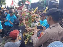 Meriah Rebutan Gunungan di Kirab Haul Nyai Ageng Ngerang Pati