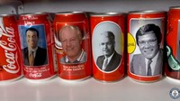 Uniknya kecintaan Gary pada kaleng soda tersebut membawanya menemukan desain Coca Cola yang dibuat untuk per orangan. Ia mengumpulkan kaleng-kaleng dengan wajah para pejabat dan pengusaha. Foto: Guinness Book of World Record
