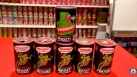 Kaleng dengan desain unik menjadi incaran utamanya. Ada Coca Cola bertema Halloween yang hanya diproduksi di Amerika juga dimilikinya. Foto: Guinness Book of World Record