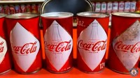 Kaleng Coca Cola dari produksi tahun 1950an juga tersusun rapi pada raknya. Ia menyebut kaleng tersebut sudah tidak bisa ditemukan lagi di belahan dunia mana pun. Foto: Guinness Book of World Record