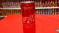 Ada juga kemasan kaleng soda yang unik yang dikoleksi Gary. Bukan hanya satu bahasa, tetapi ada tiga bahasa yang dituliskan pada satu kemasan. Foto: Guinness Book of World Record