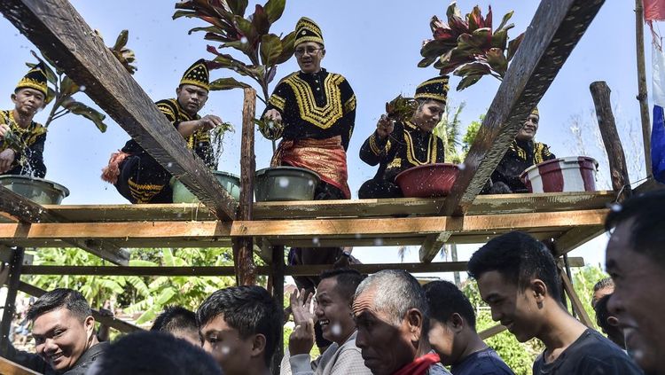 Ribuan Warga Ikuti Tradisi Mandi Balimau di Sungai Batang Merao