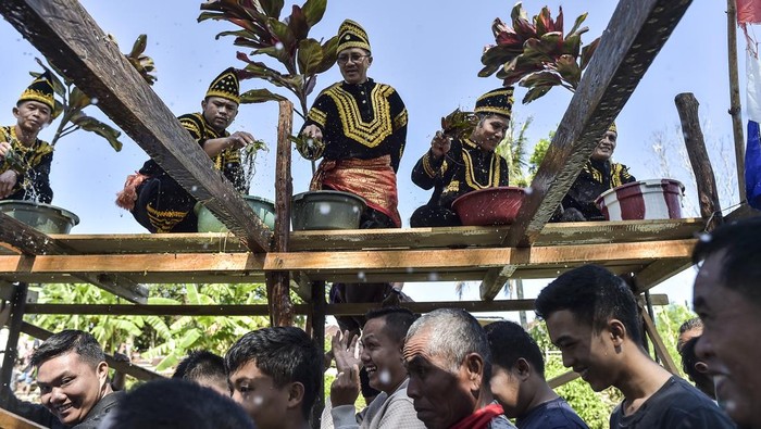 Ninik Mamak membawa potongan limau ke tepi Sungai Batang Merao saat pelaksanaan tradisi Mandi Balimau di Desa Air Tenang, Kerinci, Jambi, Kamis (26/6/2025). Mandi Balimau diikuti lebih dari 2.000 warga dari Duo Luhah Semurup (Luhah Depati Simpan Negeri dan Luhah Depati Nagaro Nagiri) yang mendiami Desa Koto Baru, Air Tenang, dan Sawahan Jaya, sebagai simbol pembersihan diri dalam rangkaian pelaksanaan Kenduri Sko atau pengangkatan Depati baru. ANTARA FOTO/Wahdi Septiawan/rwa.
