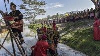Ninik Mamak memercikkan air limau ke warga sebagai bagian sakral tradisi Mandi Balimau yang digelar menjelang pelaksanaan Kenduri Sko.  ANTARA FOTO/WAHDI SEPTIAWAN