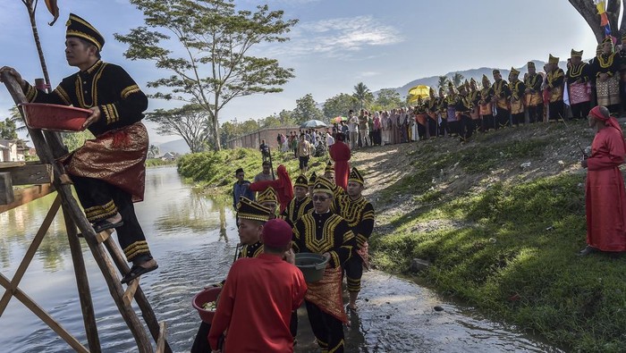 Ninik Mamak membawa potongan limau ke tepi Sungai Batang Merao saat pelaksanaan tradisi Mandi Balimau di Desa Air Tenang, Kerinci, Jambi, Kamis (26/6/2025). Mandi Balimau diikuti lebih dari 2.000 warga dari Duo Luhah Semurup (Luhah Depati Simpan Negeri dan Luhah Depati Nagaro Nagiri) yang mendiami Desa Koto Baru, Air Tenang, dan Sawahan Jaya, sebagai simbol pembersihan diri dalam rangkaian pelaksanaan Kenduri Sko atau pengangkatan Depati baru. ANTARA FOTO/Wahdi Septiawan/rwa.