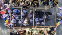 Foto udara memperlihatkan sejumlah warga berkumpul di aliran Sungai Batang Merao saat tradisi Mandi Balimau digelar di Kerinci, Jambi, Kamis (26/6/2025). ANTARA FOTO/WAHDI SEPTIAWAN
